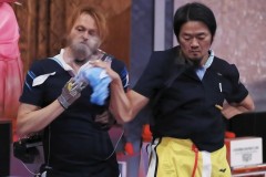 英雄联盟S15全球总决赛：T1力克GEN，Faker捧起第四座召唤师奖杯